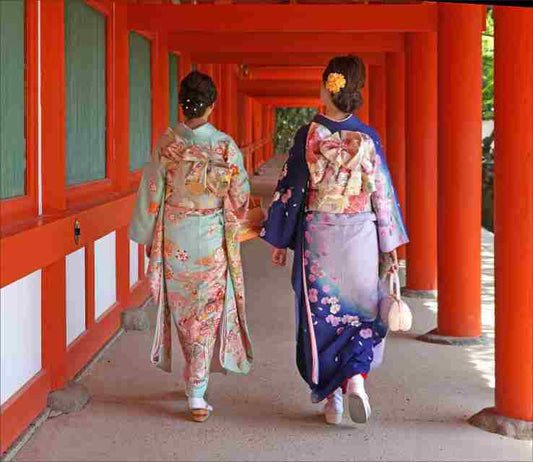 "Women wearing a kimono in Kyoto Japan" CC BY-SA 2.0