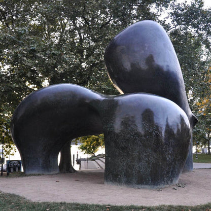 "Henry Moore, Sheep Piece, sculture in Zurich" ©MatchArt, 2023